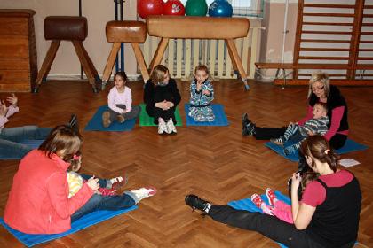 obrázek - Z akcí Rodičovského centra - cvičíme s dětmi